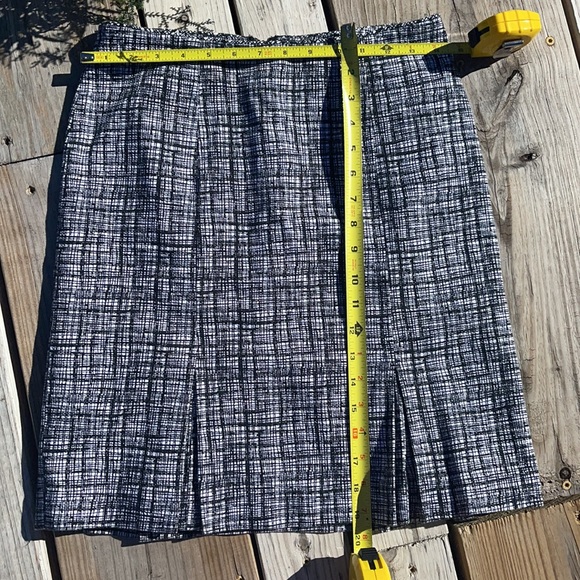 WHITE HOUSE BLACK MARKET Skirt - Picture 3 of 4